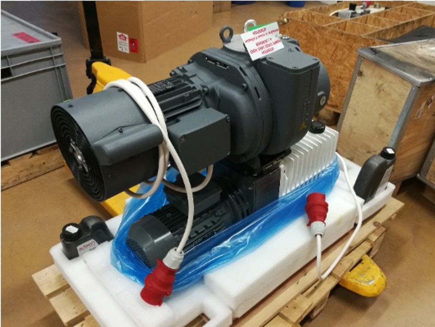 Vacuum station with rotary vane pump Pascal 2033 SD a roots pump RSV 151 B