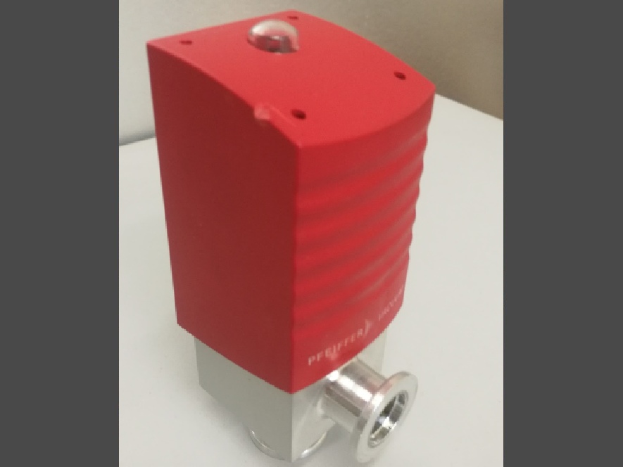 Rohový ventil Pfeiffer Vacuum, DN16 s indikátorem pozice, se solenoidem 24 V DC, se 7-pinovou zástrčkou - AVC 016 PA